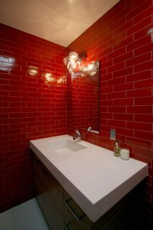 Κόκκινο πλακάκι μπάνιο