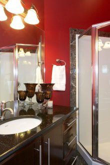 Κόκκινο μπάνιο με βαμμένους τοίχους