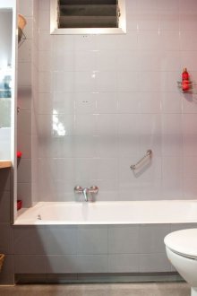 Κόκκινο πλακάκι στο μπάνιο