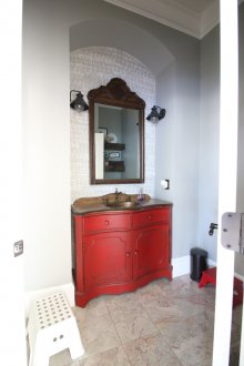 Κόκκινα έπιπλα μπάνιου