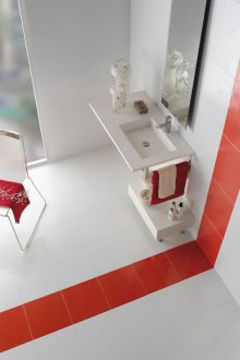 Μινιμαλιστική κόκκινη λωρίδα στο μπάνιο