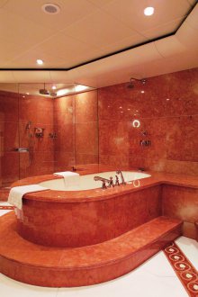 Κόκκινα μαρμάρινα πλακάκια στο μπάνιο