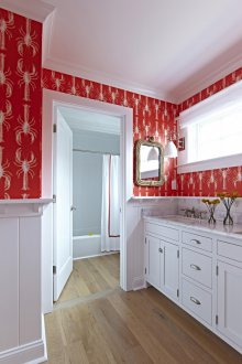 Κόκκινο ταπετσαρία στο μπάνιο