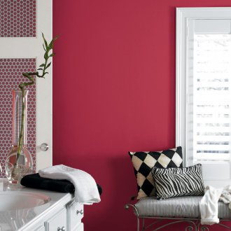 Ζωγραφίζοντας το μπάνιο με κόκκινο χρώμα