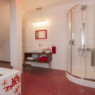 Κόκκινο πάτωμα μπάνιου