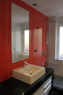 Κόκκινο μπάνιο με ορθογώνια πλακάκια