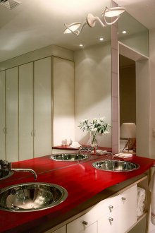 Κόκκινο πάγκο στο μπάνιο