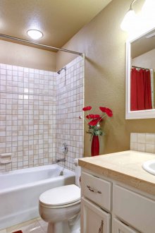 Κόκκινη κουρτίνα στο μπάνιο