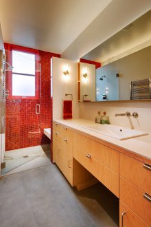 Κόκκινο στενό μπάνιο