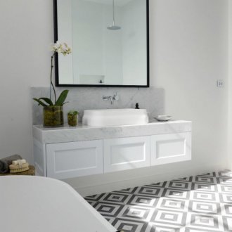 Καθρέφτης στο μπάνιο σε ένα μαύρο πλαίσιο