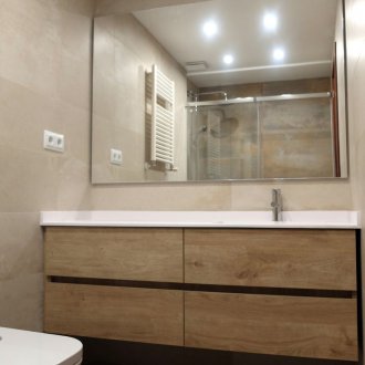 Καθρέφτης στο εσωτερικό του μπάνιου