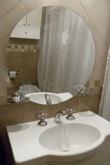 Καθρέφτης μπάνιου πάνω από τον νιπτήρα