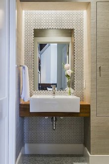 Κάλυψη του καθρέφτη με πλακάκια στο μπάνιο