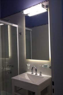 Φωτιζόμενο καθρέφτη μπάνιου