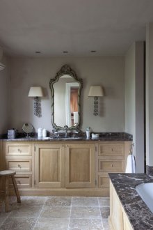 Χαρακτηρισμένο καθρέφτη μπάνιου