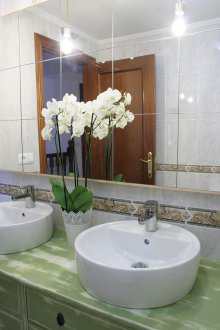 Καθαρός κομψός καθρέφτης μπάνιου