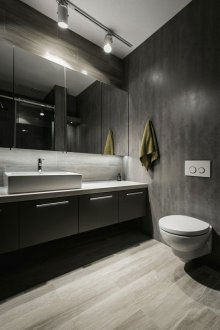 Καθρέφτης στο μπάνιο με κρυφά ράφια