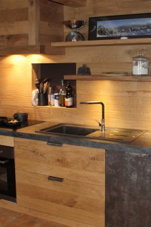 Κουζίνα από συμπαγές ξύλο με τσιμέντο