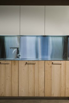 Κουζίνα από συμπαγές ξύλο σε μοντέρνο στιλ