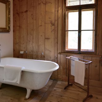 Συνδυασμένο μπάνιο με ξύλινη επένδυση