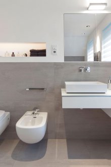 Συνδυασμένο μπάνιο με κεραμοσκεπή από πορσελάνη