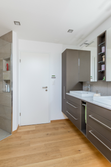 Συνδυασμένο μπάνιο με έπιπλα