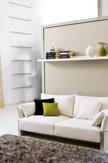 Γκρίζα μετατρέψιμη ντουλάπα στο σαλόνι