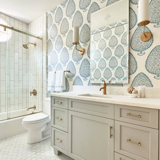 Συνδυασμένο μπάνιο με μεταλλικά εξαρτήματα