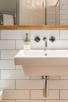 Συνδυασμένο μπάνιο με κρεμαστά φωτιστικά