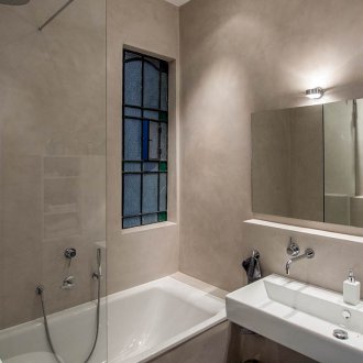 Κοινόχρηστο μπάνιο με γύψο