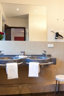 Συνδυασμένο μπάνιο με καθρέφτη