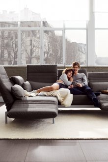 Μεγάλο μετατρέψιμο καναπέ στο σαλόνι