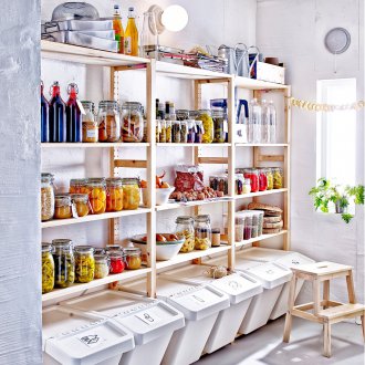 Αποθήκη με ξύλινα ράφια