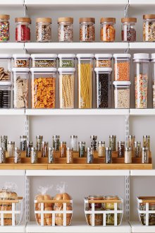 Αποθήκη με κρεμαστά ράφια