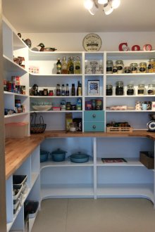 Αποθήκη με ράφια