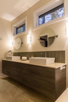 Μπάνιο κάτω από το νεροχύτη