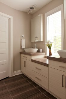 Ελαφρύ ντουλάπι μπάνιου