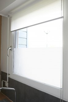 Βιτρώ ταινία στο παράθυρο της κουζίνας