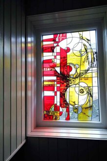 Διακοσμητικό φιλμ βιτρώ σε ένα μικρό παράθυρο