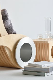 Sedia e tavolo trasformati in legno e metallo