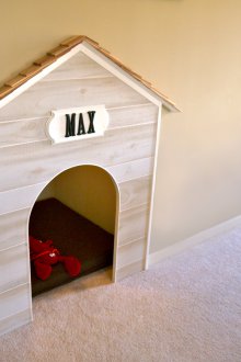 Σκυλί κάτω από τις σκάλες