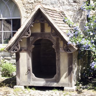 Κουτί σκυλιών σκαλισμένο