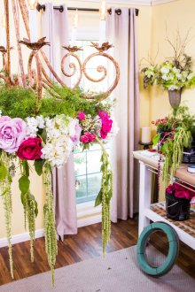 Διακόσμηση πολυέλαιου με φρέσκα λουλούδια