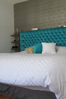 Κρεβάτι με μαλακό τιρκουάζ κεφαλάρι