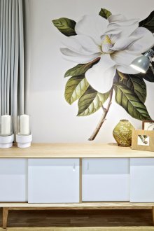 Dessin d'une fleur blanche sur le mur