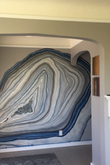 Σχεδιάζοντας στον τοίχο στο διάδρομο