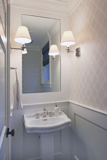 White wallpaper na may isang klasikong pattern