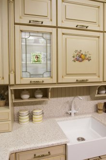 Βιτρώ υαλοπινάκων σε μια κλασική κουζίνα