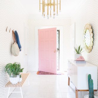 Λευκή ταπετσαρία με μια φωτογραφία στο διάδρομο