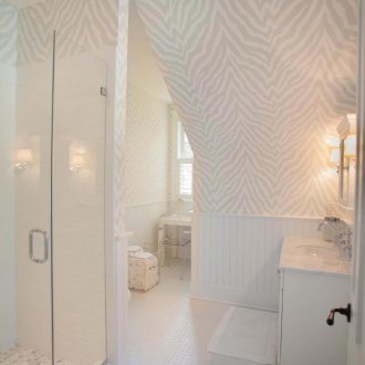 Λευκή ταπετσαρία με γκρι μοτίβο.